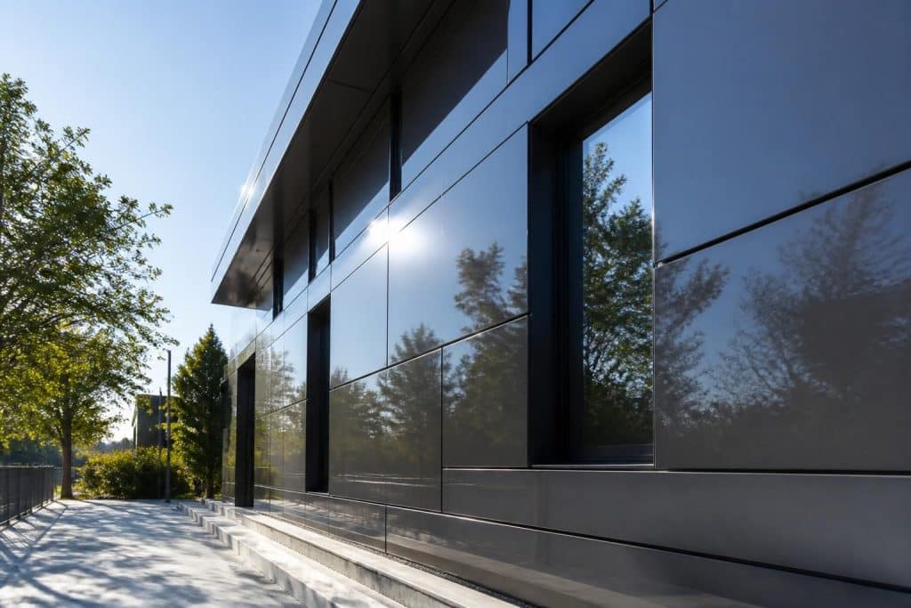 découvrez les bénéfices de l'association entre les façades laquées et la réflexion de la lumière naturelle pour un éclairage optimisé et un esthétisme moderne.