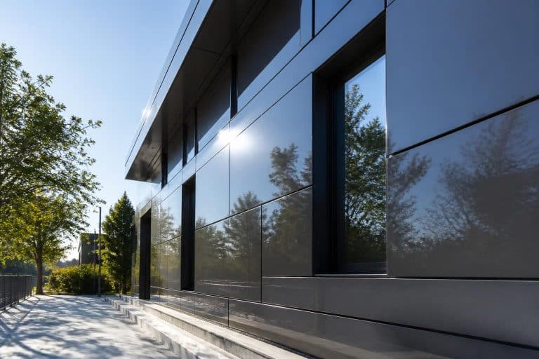 découvrez les bénéfices de l'association entre les façades laquées et la réflexion de la lumière naturelle pour un éclairage optimisé et un esthétisme moderne.