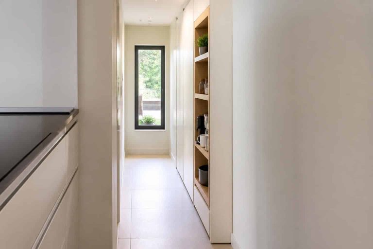 découvrez comment optimiser un couloir étroit grâce à un meuble de cuisine de 30 cm de large, alliant fonctionnalité et gain d'espace pour une cuisine pratique et esthétique.