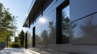 découvrez les bénéfices de l'association entre les façades laquées et la réflexion de la lumière naturelle pour un éclairage optimisé et un esthétisme moderne.