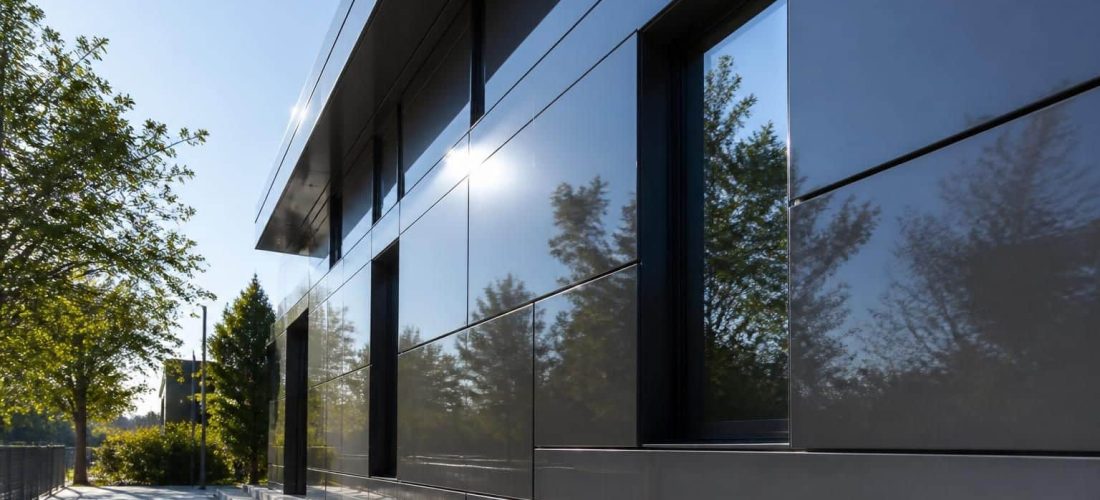 découvrez les bénéfices de l'association entre les façades laquées et la réflexion de la lumière naturelle pour un éclairage optimisé et un esthétisme moderne.